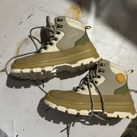 Like new Hunter Explorer Waterproof Duck Boots - Picture 3 of 6